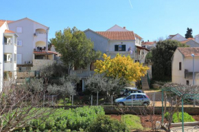 Apartments with a parking space Supetar, Brac - 16653